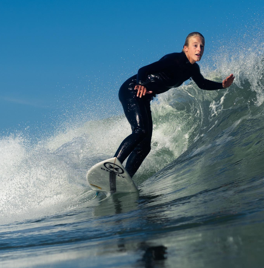 Ainhoa Leiceaga surfeuse de haut niveau engagée pour l'environnement.